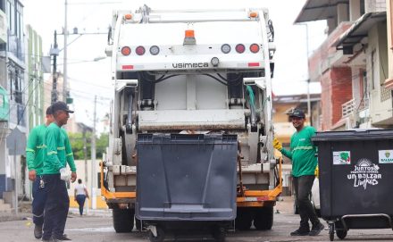 Vaciado de contenedores en recolector