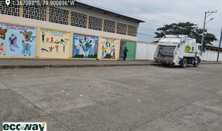 Recolector frente a una escuela en Balzar